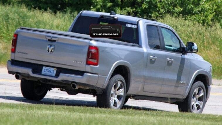 Ram 1500 Laramie Sport Quad Cab 4×4 2021 foto spia