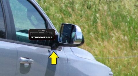 Ram 1500 Laramie Sport Quad Cab 4×4 2021 foto spia