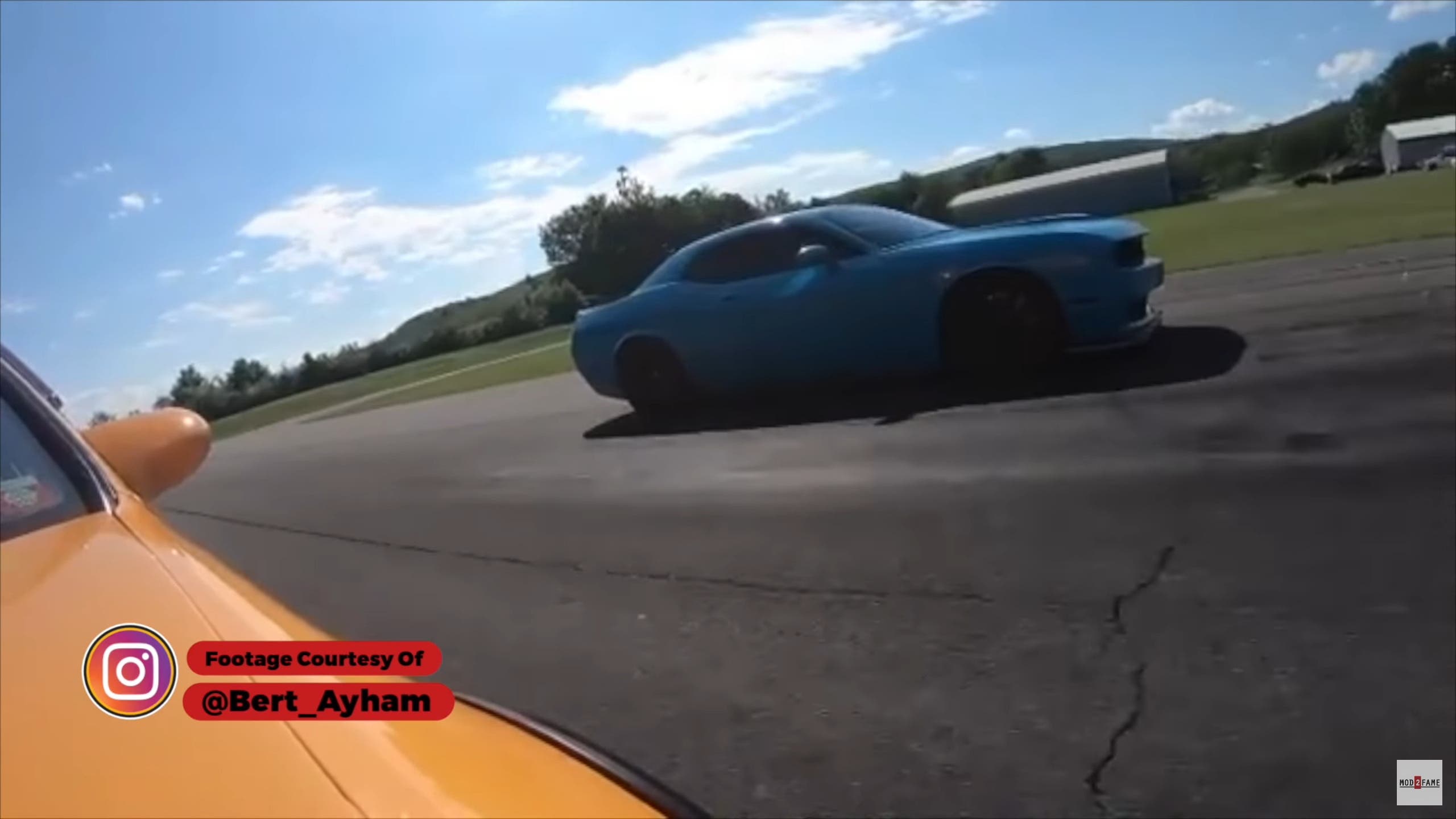 Dodge Challenger SRT Hellcat vs Honda Civic drag race
