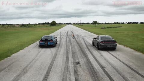 Dodge Charger SRT Hellcat vs Ford Shelby GT350 sovralimentata drag race