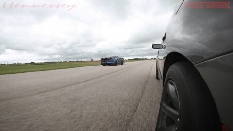 Dodge Charger SRT Hellcat vs Ford Shelby GT350 sovralimentata drag race
