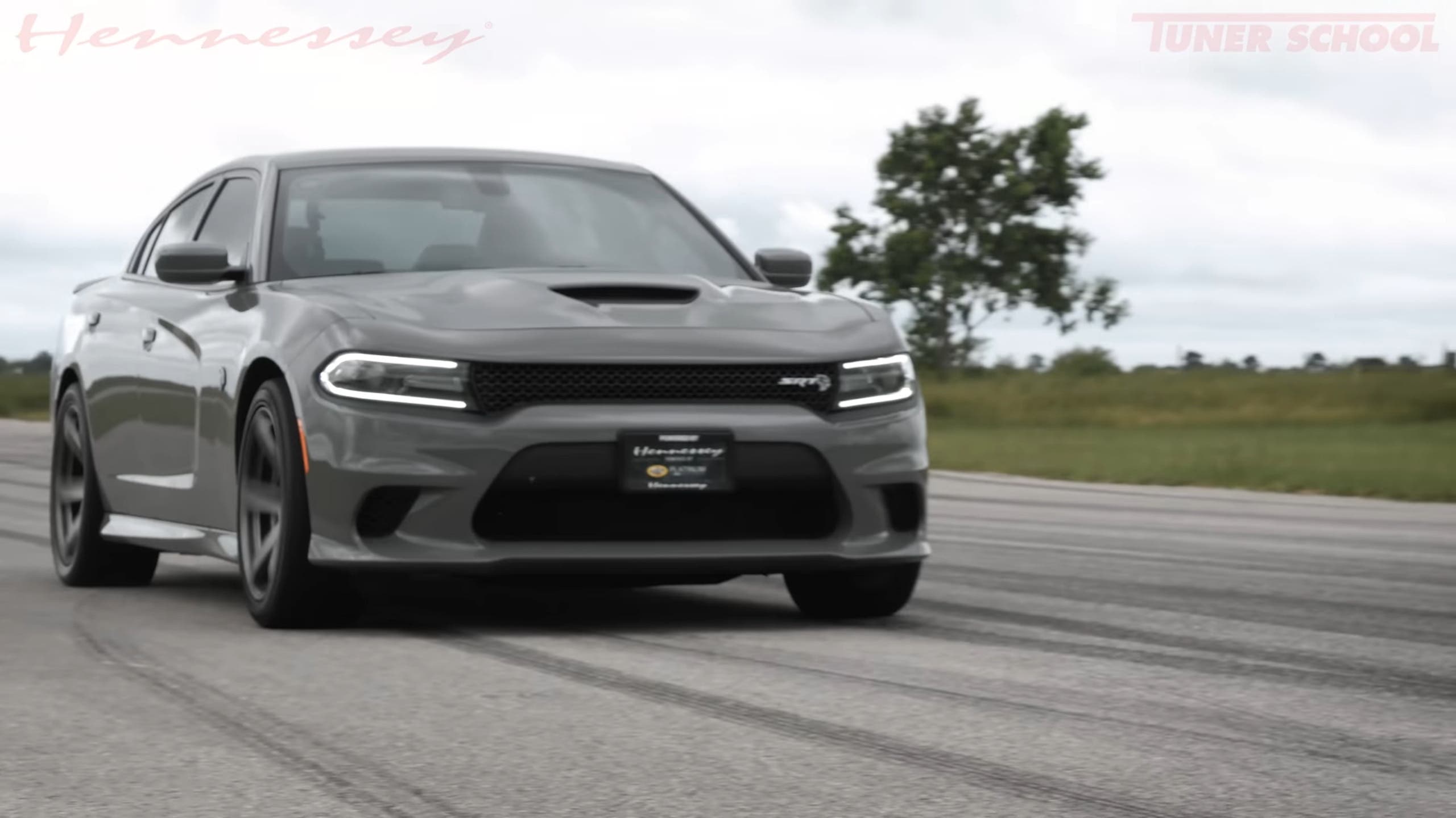 Dodge Charger SRT Hellcat vs Ford Shelby GT350 sovralimentata drag race