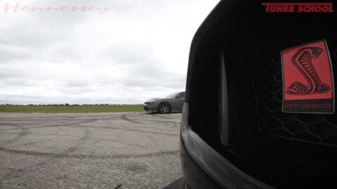 Dodge Charger SRT Hellcat vs Ford Shelby GT350 sovralimentata drag race