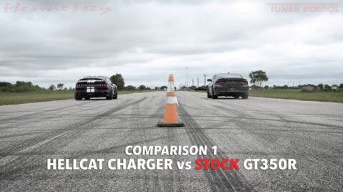 Dodge Charger SRT Hellcat vs Ford Shelby GT350 sovralimentata drag race