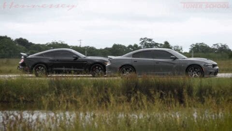 Dodge Charger SRT Hellcat vs Ford Shelby GT350 sovralimentata drag race