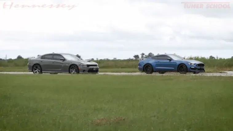 Dodge Charger SRT Hellcat vs Ford Shelby GT350 sovralimentata drag race