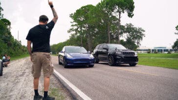 Jeep Grand Cherokee Trackhawk vs Tesla Model 3 drag race