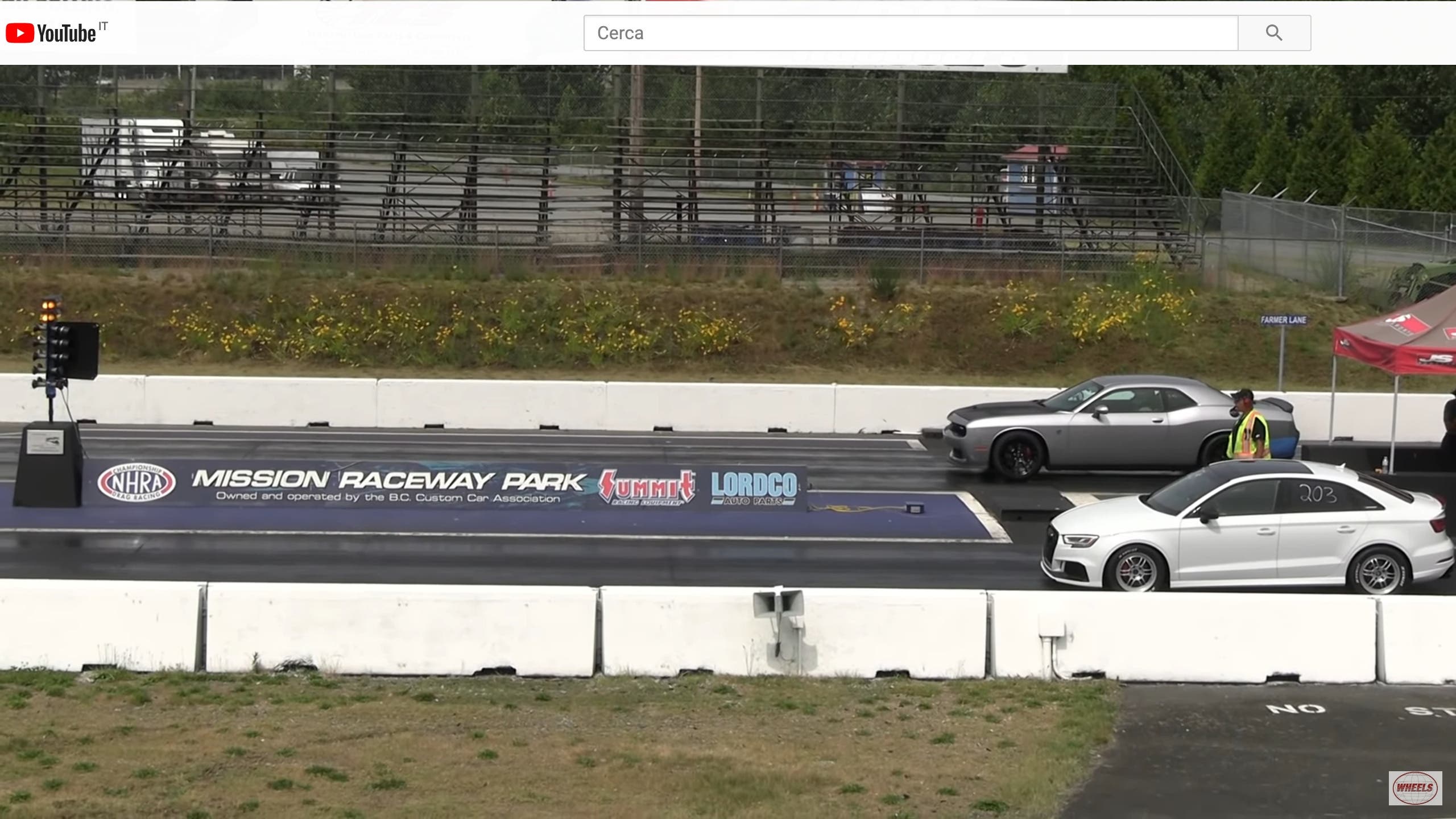 Dodge Challenger SRT Hellcat vs Audi RS3 drag race