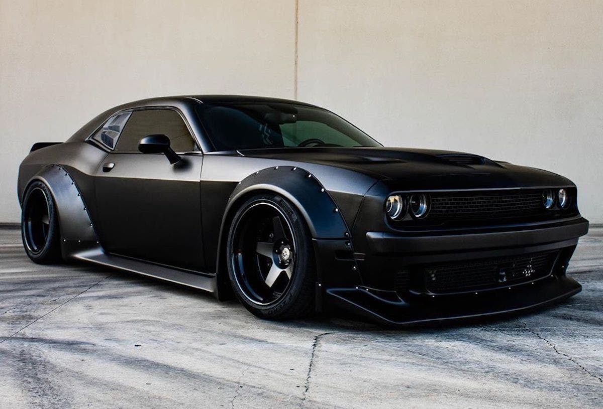 Dodge Challenger con kit widebody estremo e cerchi personalizzati HRE.