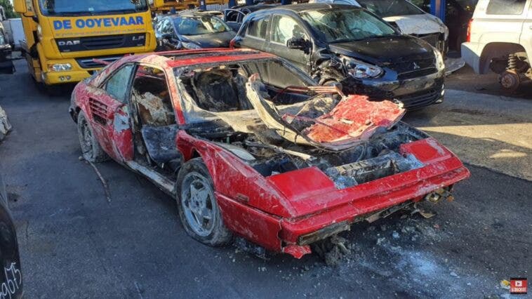 Ferrari Mondial abbandonata sotto acqua