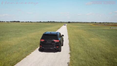 Jeep Grand Cherokee Trackhawk vs Corvette C8 drag race