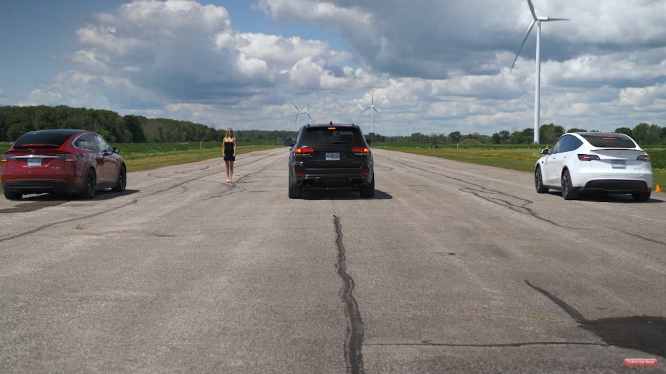 Jeep Grand Cherokee Trackhawk vs Tesla drag race
