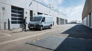 Peugeot presenta il suo nuovo furgone elettrico e-Boxer mentre PSA mantiene la promessa di elettrificare l'intera linea di veicoli commerciali