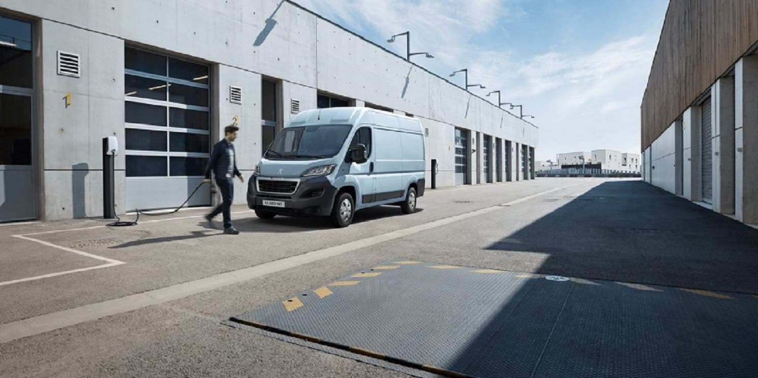 Peugeot presenta il suo nuovo furgone elettrico e-Boxer mentre PSA mantiene la promessa di elettrificare l'intera linea di veicoli commerciali