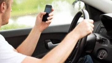 guida con smartphone