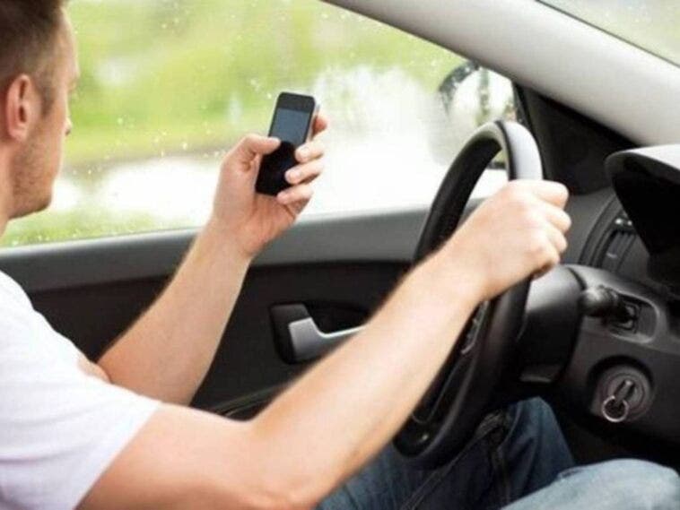 guida con smartphone