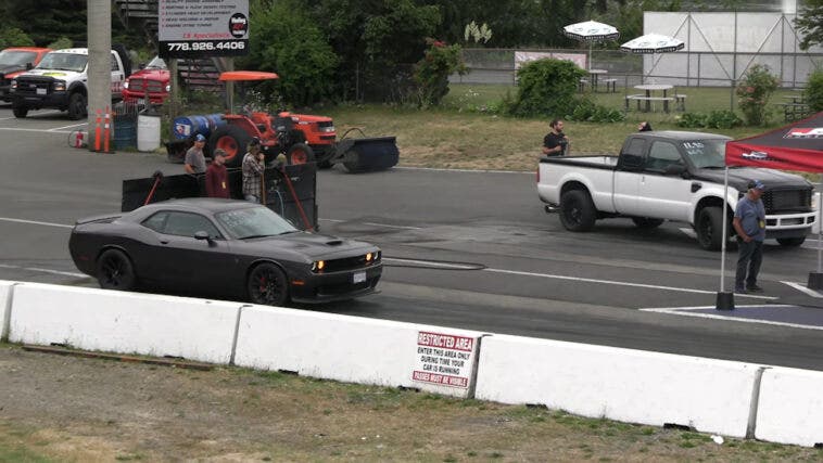 Dodge Challenger SRT Hellcat vs Ford F250 drag race