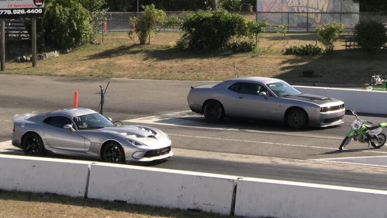 Dodge Challenger SRT Hellcat vs Viper drag race