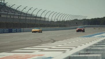 Dodge Charger SRT Hellcat vs Corvette C6 ZR1 drag race