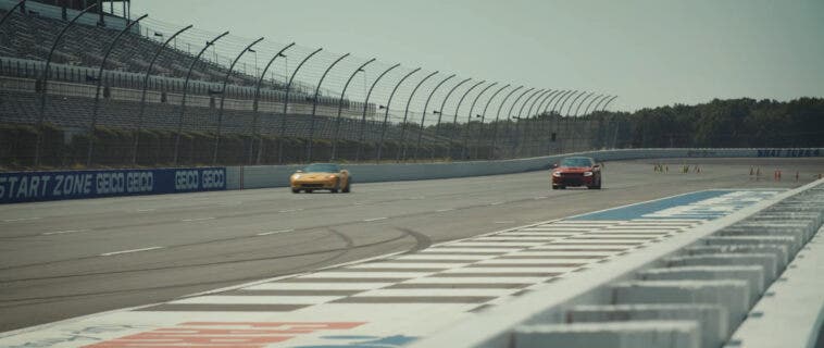 Dodge Charger SRT Hellcat vs Corvette C6 ZR1 drag race