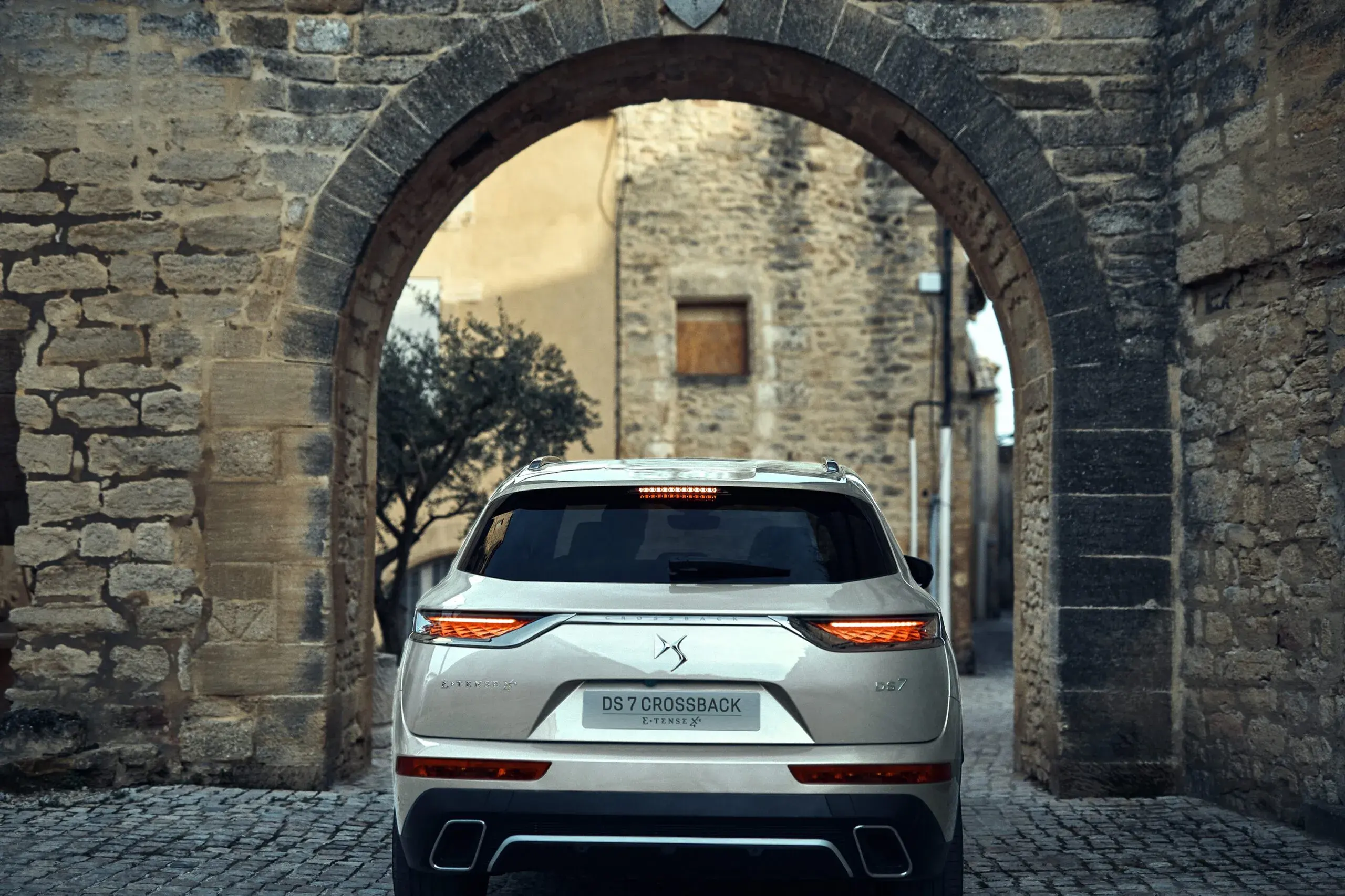DS 7 Crossback E-Tense 4×4 300 Paris Fashion Week 2020