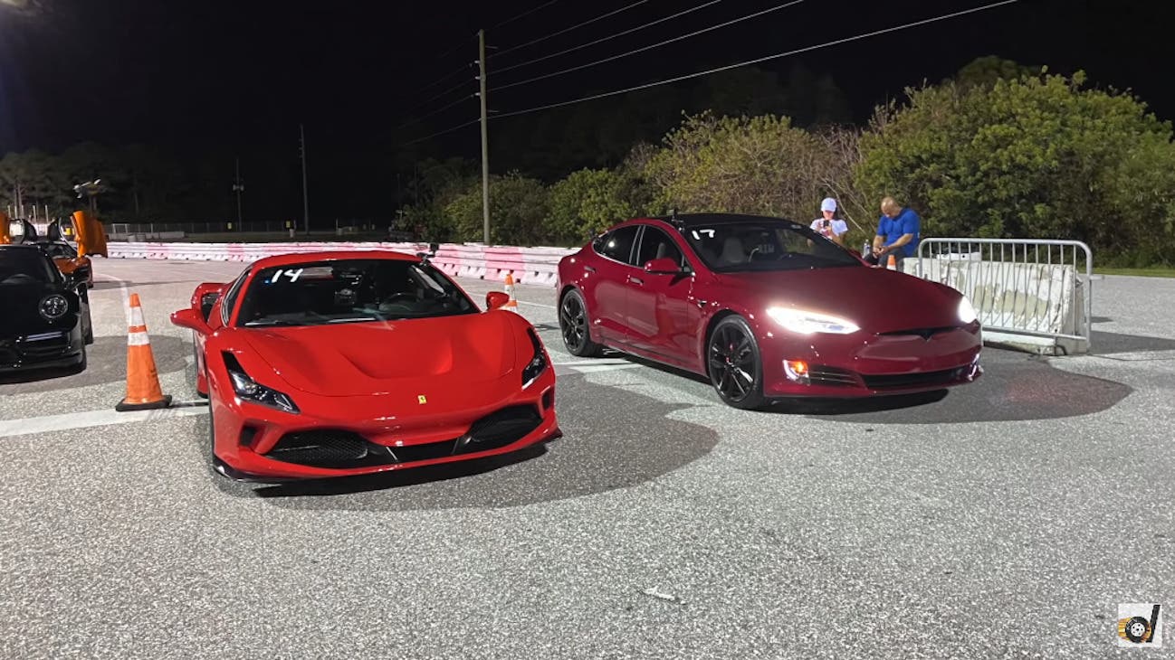 Ferrari F8 Tributo vs Tesla Model S drag race