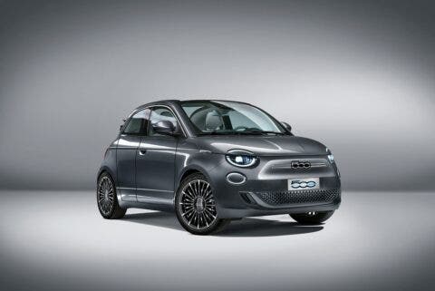 Nuova Fiat 500 Elettrica porta in più render