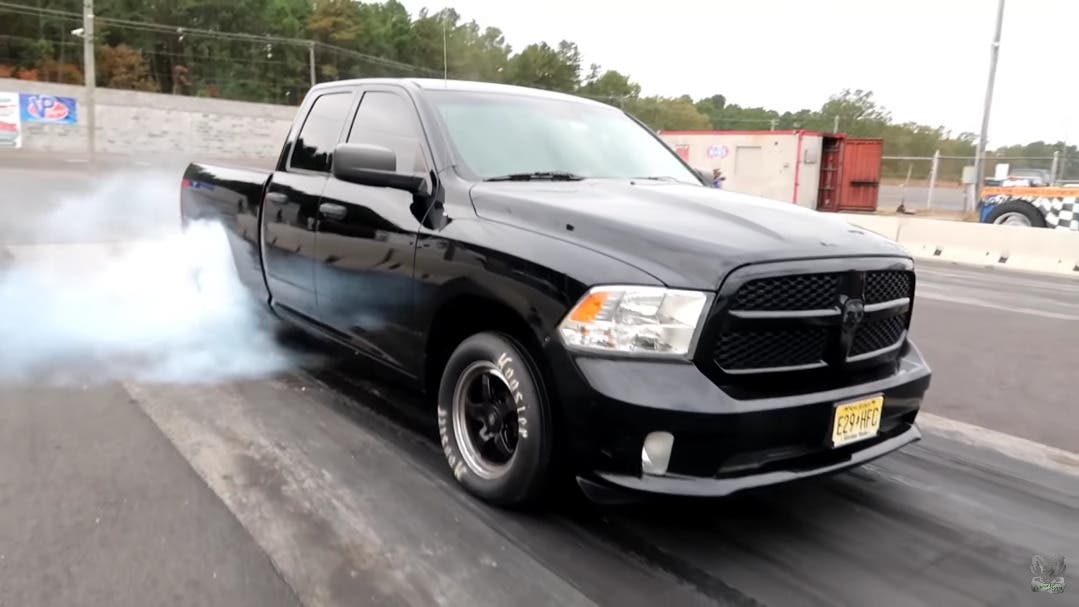 Ram 1500 modificato vs Ford F-150 2020 drag race