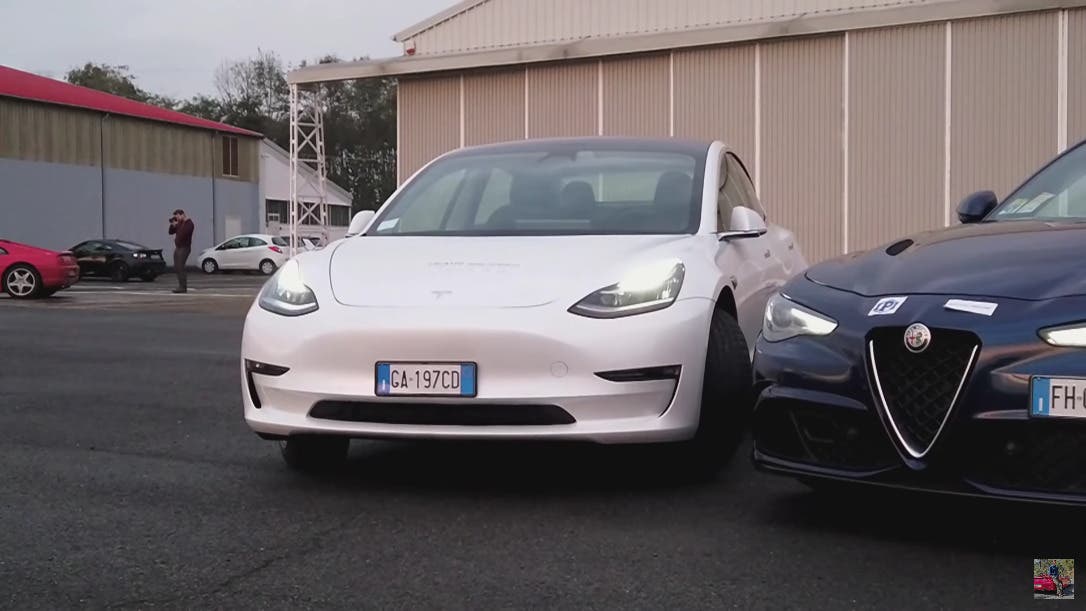 Alfa Romeo Giulia Quadrifoglio vs Tesla Model 3 drag race