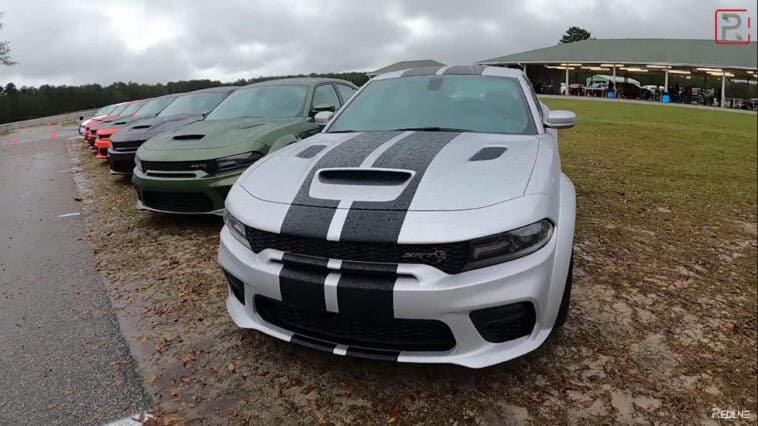 Dodge Charger SRT Hellcat Redeye prova asfalto umido