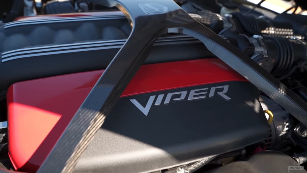 Dodge Viper ACR vs Nissan 240SX drag race