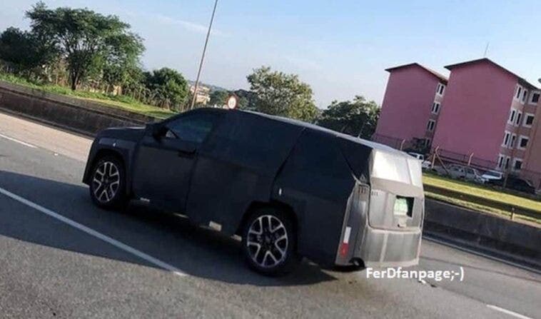 Nuovo SUV Jeep sette posti foto spia