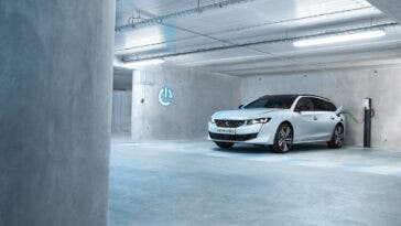 Peugeot 3008 e 508 Hybrid cavo ricarica rapida di serie