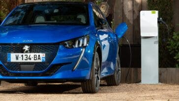 Peugeot e-208 ed e-2008 cavo ricarica rapida di serie