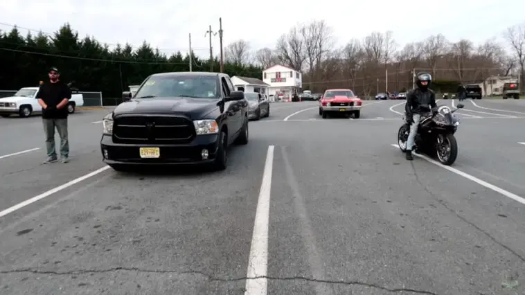 Ram 1500 modificato vs Yamaha R6 drag race