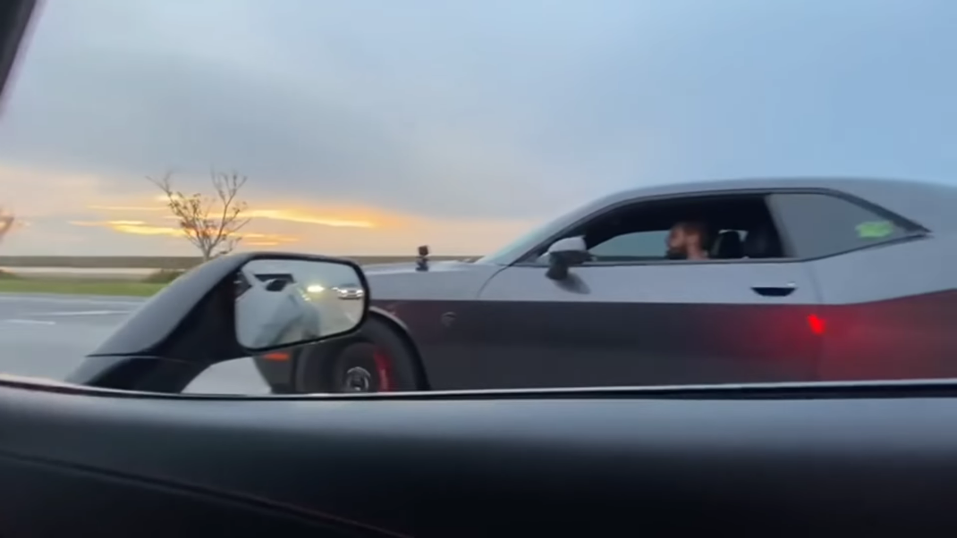Dodge Challenger SRT Hellcat vs Chevrolet Corvette Z06 drag race