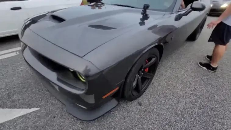 Dodge Challenger SRT Hellcat vs Chevrolet Corvette Z06 drag race