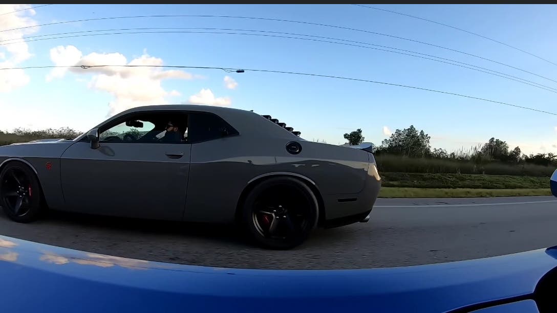 Dodge Challenger SRT Hellcat vs Corvette Z06 drag race