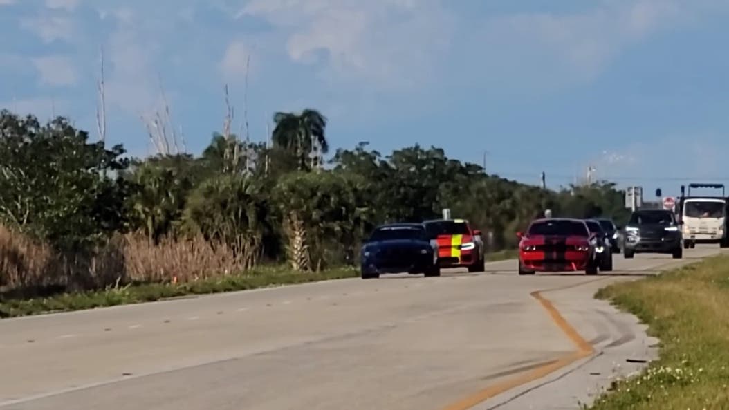 Dodge Challenger SRT Hellcat vs Ford Mustang GT drag race