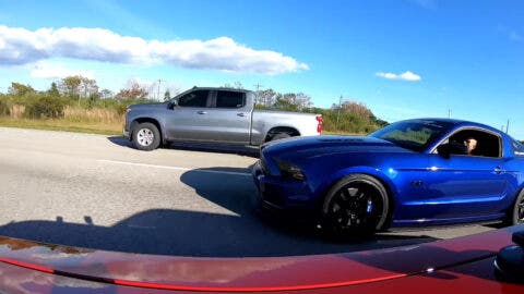 Dodge Challenger SRT Hellcat vs Ford Mustang GT drag race