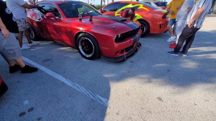 Dodge Challenger SRT Hellcat vs Ford Mustang GT drag race