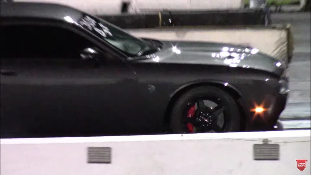 Dodge Challenger SRT Hellcat vs Ford Mustang Shelby GT500 drag race