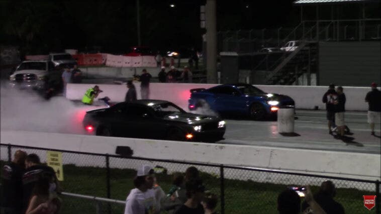 Dodge Challenger SRT Hellcat vs Ford Mustang Shelby GT500 drag race