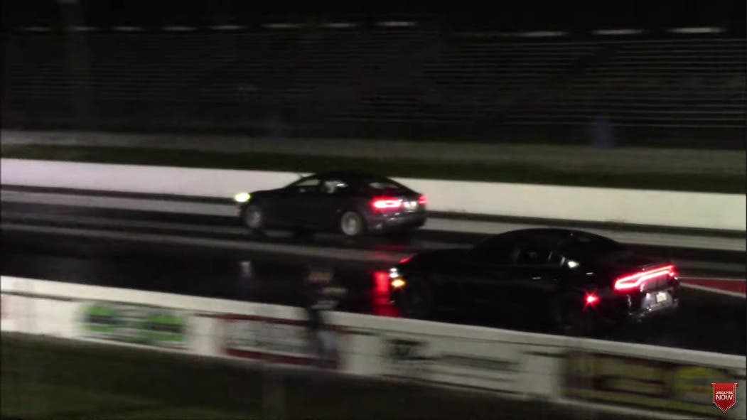 Dodge Charger 392 vs Tesla Model S drag race