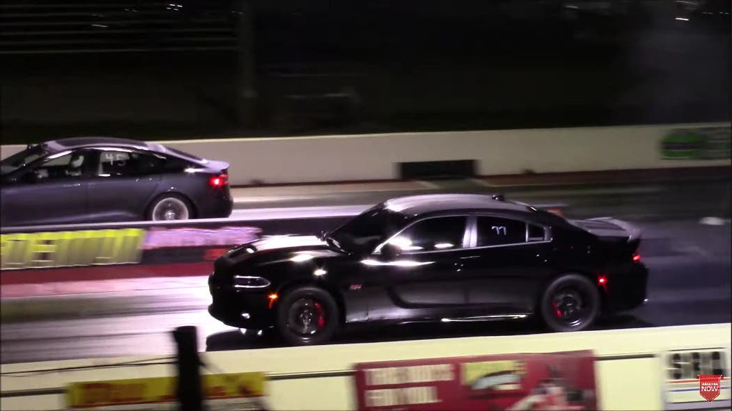 Dodge Charger 392 vs Tesla Model S drag race
