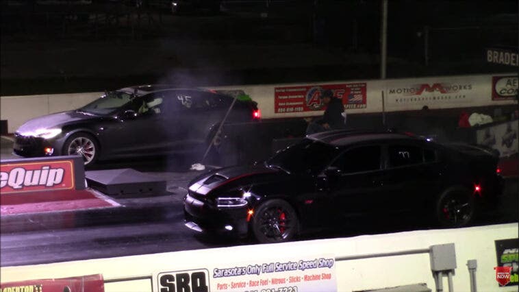 Dodge Charger 392 vs Tesla Model S drag race