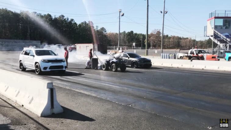 Dodge Charger R/T vs Jeep Grand Cherokee Trackhawk drag race