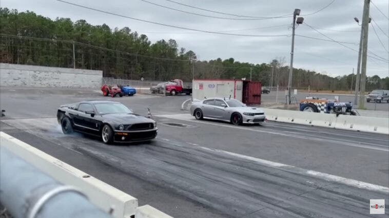 Dodge Charger SRT Hellcat vs Ford Mustang Shelby GT500 S197 drag race