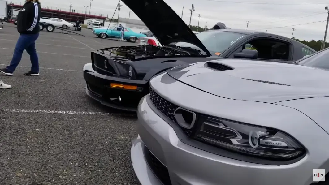 Dodge Charger SRT Hellcat vs Ford Mustang Shelby GT500 S197 drag race