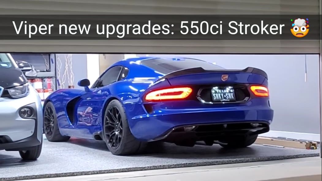 Dodge Viper vs Ferrari F12berlinetta drag race